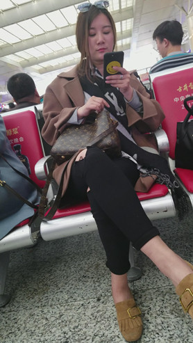 玩手机的漂亮小姐姐