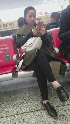 玩手机的漂亮小姐姐