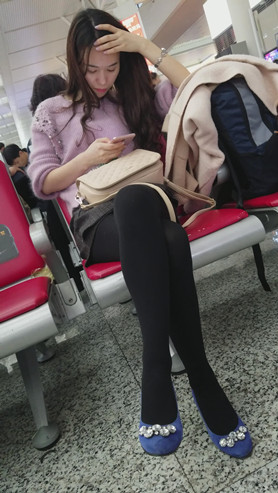 粉衣蓝鞋小姐姐