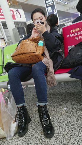 玩手机的牛仔裤妹子