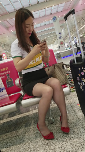 玩手机的妹子