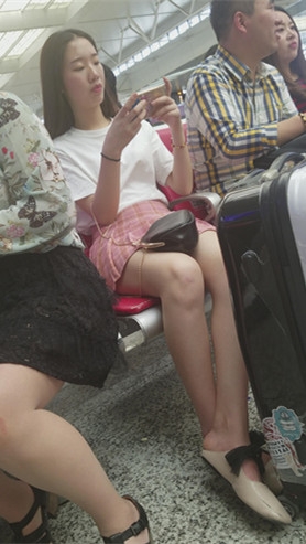 粉色百褶裙美女