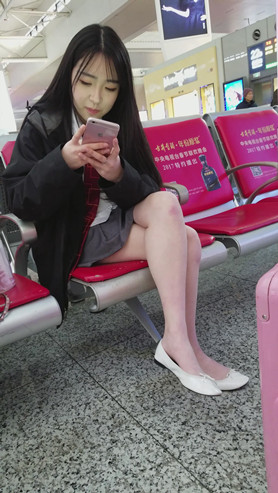 白嫩嫩的短裙女孩