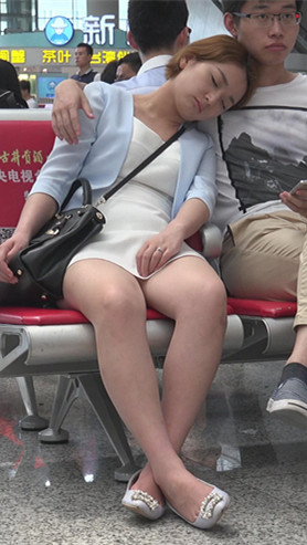 候车室休息的短发妹子