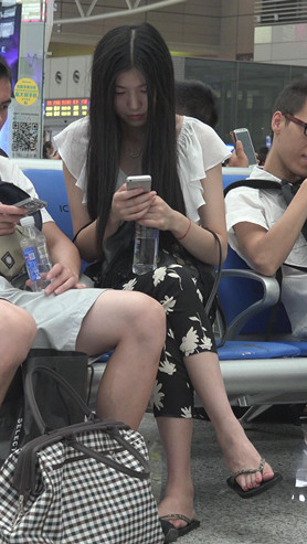 漂亮的长发美足妹子