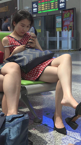 红裙美腿美女