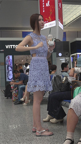 喝奶茶的气质美女