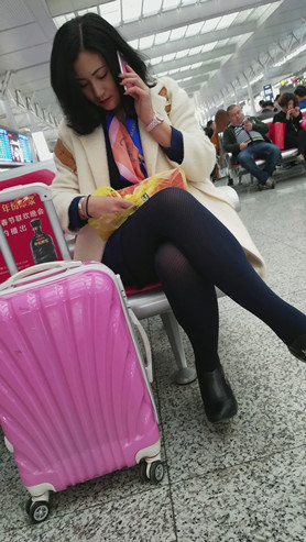 在打电话的美妇