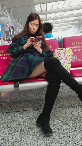 玩手机的高靴美女