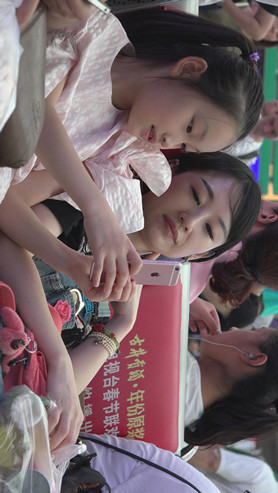 休息的漂亮美少妇