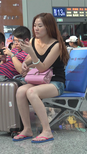 黑衣裸腿美足