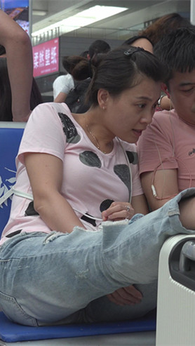 看手机的美妇