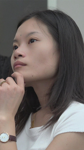 候车室休息的小妹