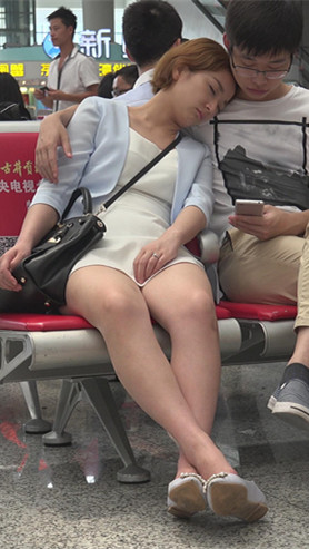 趴在男友肩上睡觉的小妹