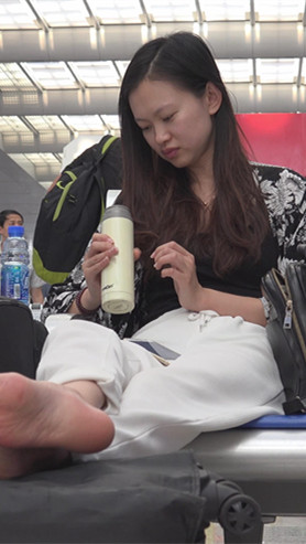 候车室戴眼罩睡觉的妹子