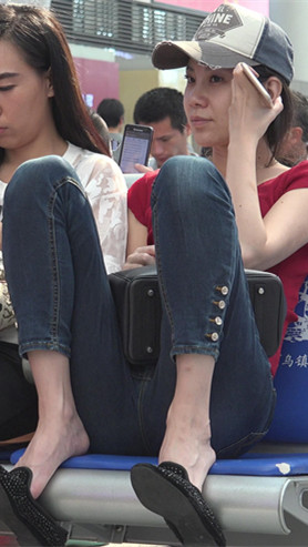 带着鸭舌帽的牛仔裤妹子