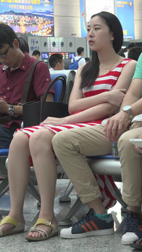 漂亮的红白条纹裙美女