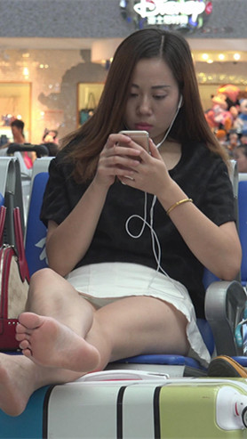 黑衣白裙裸腿妹子