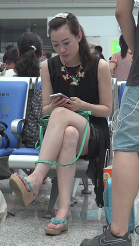 白嫩裸腿美女