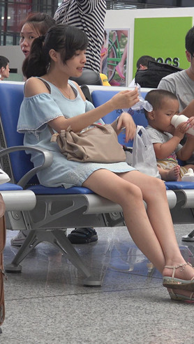 带娃的少妇美足
