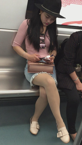 地铁里戴帽子的肉丝小姐姐