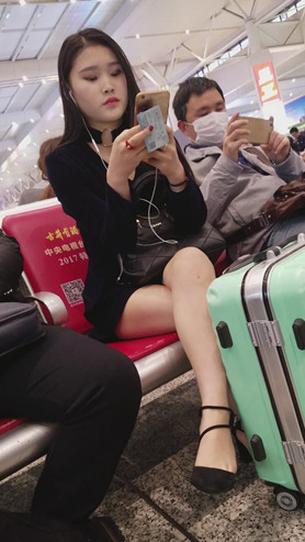 听歌的黑衣丰腴妹子