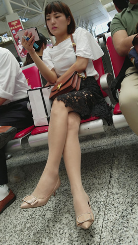 玩手机的短发美妇