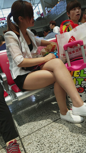 候车室听歌的眼镜妇女