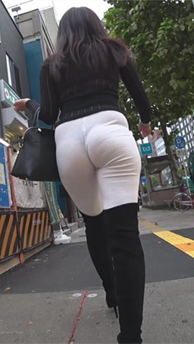 白色紧身裤翘屯美女