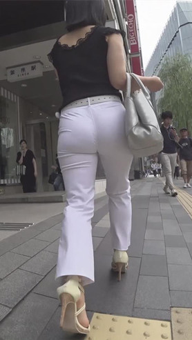 白色紧裤饱满圆润