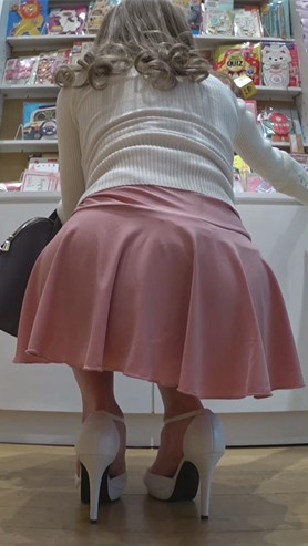 粉色超短裙白衣极品美女