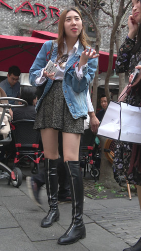 黑色高靴黄发美女