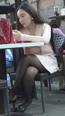 漂亮的黑丝小美女