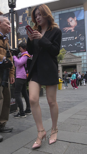 玩手机的黄发妹子