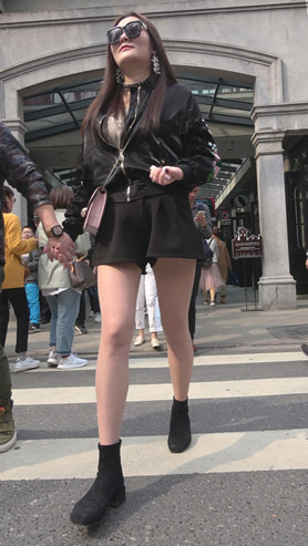 街拍美腿肉丝MM