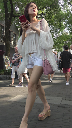 透视装热裤裸腿美女