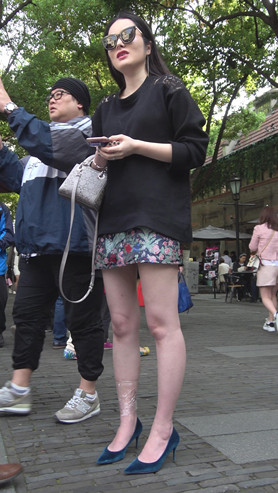 长发白嫩裸腿小姐姐