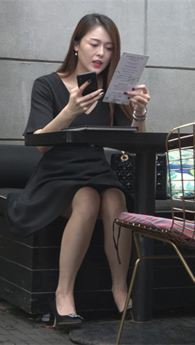 漂亮的黑色连衣裙美女
