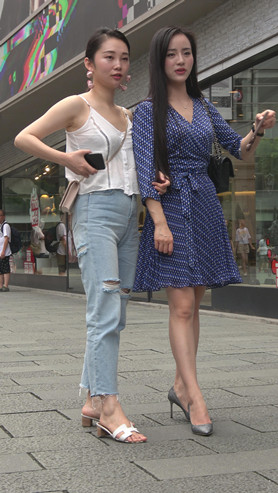 逛街的两个漂亮小美女