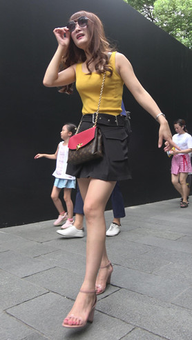 黄衣黑裙小美女
