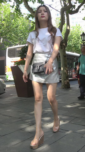 银色皮裙裸腿小姐姐