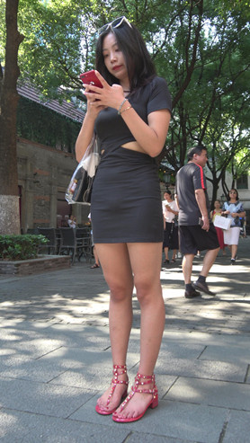 漂亮的连体黑色包臀裙美女