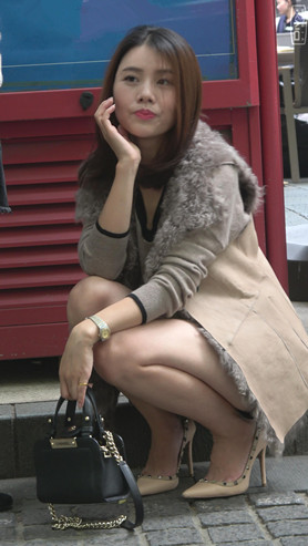 漂亮的白嫩美腿气质美女二