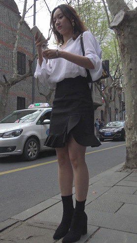 白衣黑靴美女