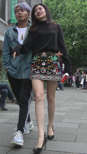 漂亮的花裙气质美女