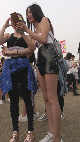 漂亮的小皮裙开叉美女