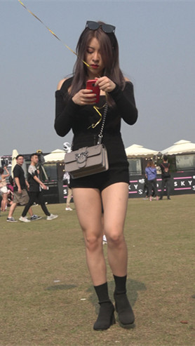 拿着气球的黑色高腰短裤美女
