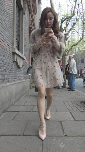 玩手机的漂亮时尚美女