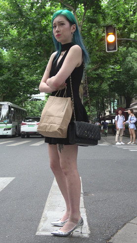 染了头发的黑色连衣裙美女