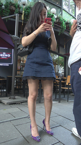 蓝色连衣裙美女